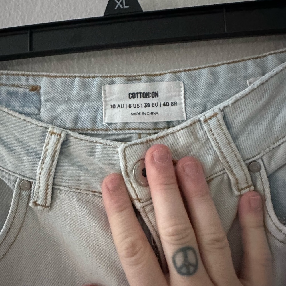 Cotton On Wide Legged Cropped Lightwash Frayed Jeans - Picture 10 of 10